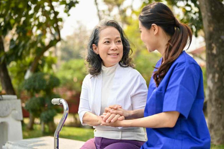 caregiver melakukan tindakan hand under hand